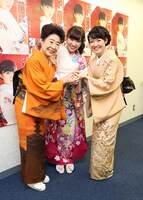 左から中村玉緒、岩佐美咲、田川寿美。（提供：徳間ジャパンコミュニケーションズ）