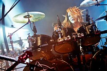 戒（Dr）（提供：ソニー・ミュージックレコーズ）