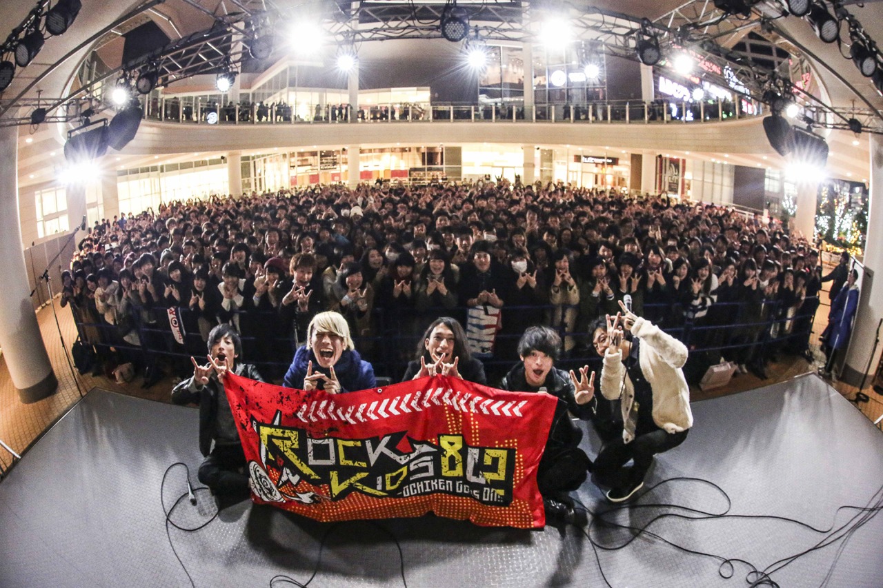 「ROCK KIDS 802 -OCHIKEN Goes On!!-」公開収録に登場したTHE ORAL CIGARETTESと観覧者の集合写真。（写真提供：FM802）