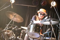 H ZETT KOU（Dr）（Photo by Kozuka Yusuke）