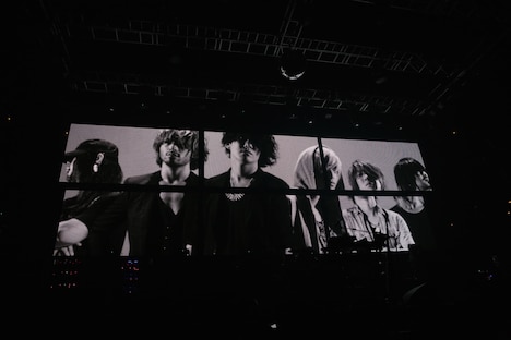 ディスプレイに映し出されたメンバー紹介の様子。（撮影：小野雄司）