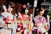 左から伊藤万理華、生駒里奈、川村真洋。