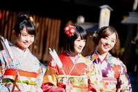 本年度成人を迎えた乃木坂46の伊藤万理華（左）、生駒里奈（中央）、川村真洋（右）。