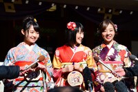 左から伊藤万理華、生駒里奈、川村真洋。