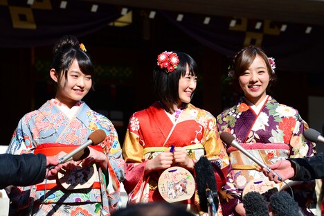 左から伊藤万理華、生駒里奈、川村真洋。