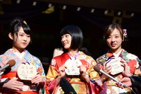 左から伊藤万理華、生駒里奈、川村真洋。