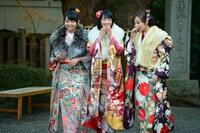 左から伊藤万理華、生駒里奈、川村真洋。