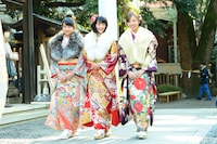 左から伊藤万理華、生駒里奈、川村真洋。