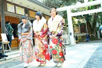 左から伊藤万理華、生駒里奈、川村真洋。