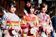 左から伊藤万理華、生駒里奈、川村真洋。