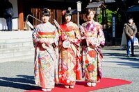 左から伊藤万理華、生駒里奈、川村真洋。