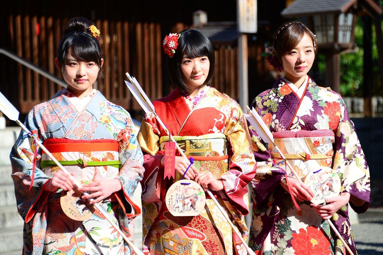 本年度成人を迎えた伊藤万理華（左）、生駒里奈（中央）、川村真洋（右）。