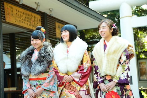 左から伊藤万理華、生駒里奈、川村真洋。