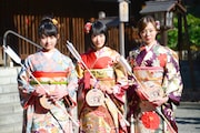 左から伊藤万理華、生駒里奈、川村真洋。