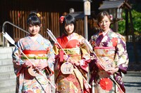 左から伊藤万理華、生駒里奈、川村真洋。