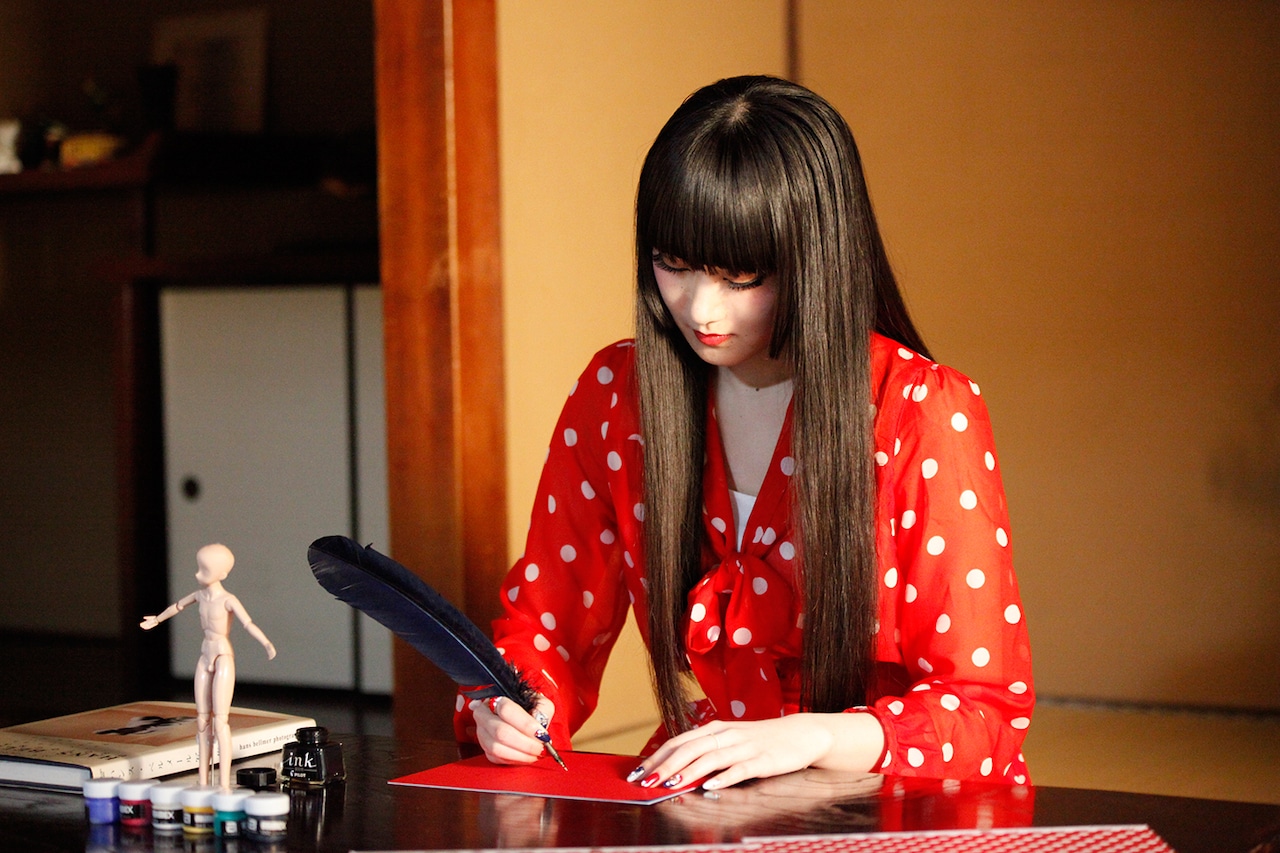 浜崎容子（写真はアーバンギャルド「ラブレター燃ゆ」ミュージックビデオのワンシーン）