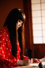 浜崎容子（写真はアーバンギャルド「ラブレター燃ゆ」ミュージックビデオのワンシーン）