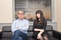 タワーレコード社長・嶺脇育夫氏（左）とsparkjoy recordsレーベルヘッド・南波志帆（右）。
