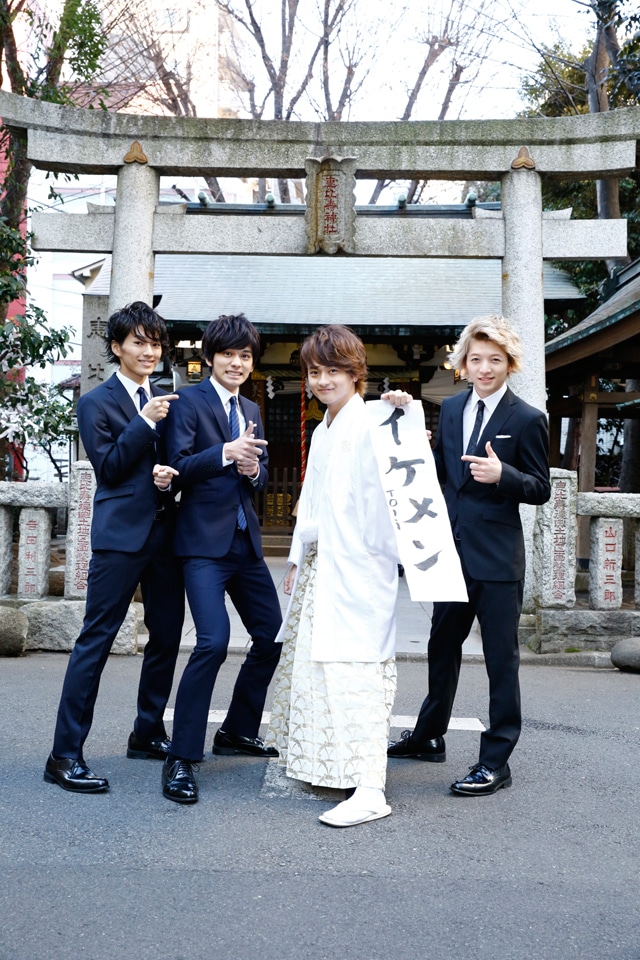 東京・恵比寿神社の前に立つDISH//。