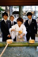 参拝するDISH//。