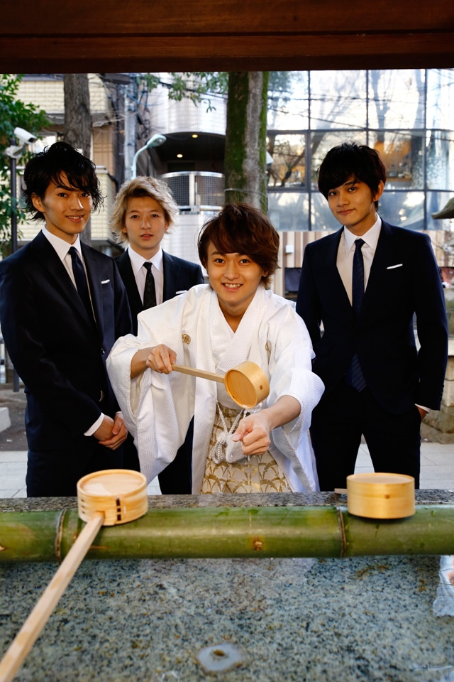 参拝するDISH//。