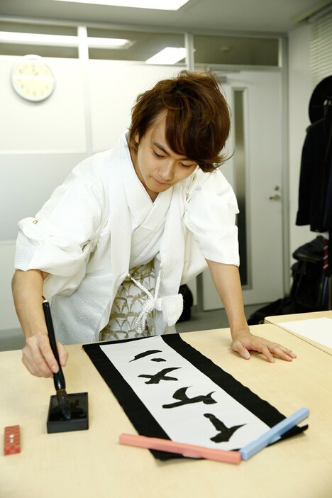書き初めに挑むTo-i。
