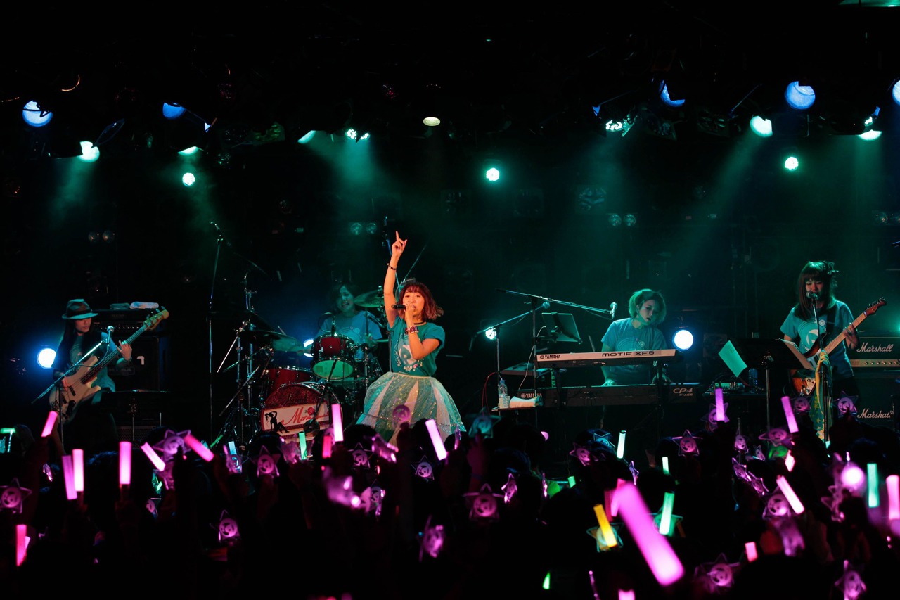 飯田里穂「rippi-rippi-rippi」東京・渋谷CLUB QUATTRO公演の様子。（Photo by Lisa Kozai）