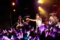 飯田里穂「rippi-rippi-rippi」東京・渋谷CLUB QUATTRO公演の様子。（Photo by Lisa Kozai）