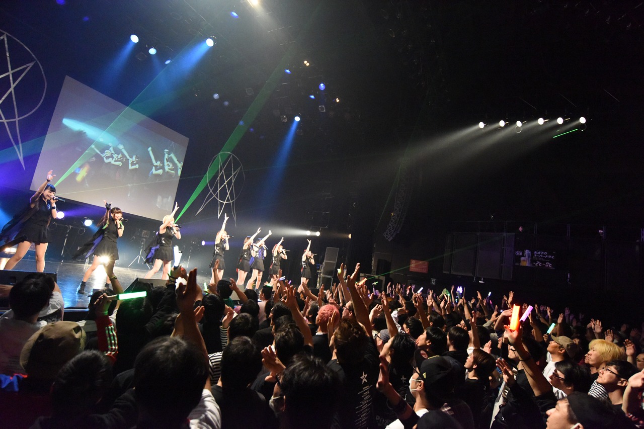 「HIROSHIMA MAPLE★S 2nd LIVE TOUR 2015-2016“P(L/R)AYERS”」ファイナル公演の様子。