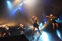 PassCode 1stワンマンツアー「TRIAL OF PASSCODE」の様子。