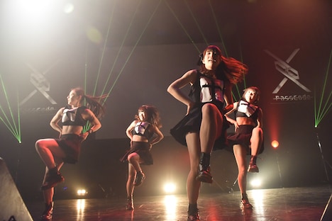 PassCode 1stワンマンツアー「TRIAL OF PASSCODE」の様子。