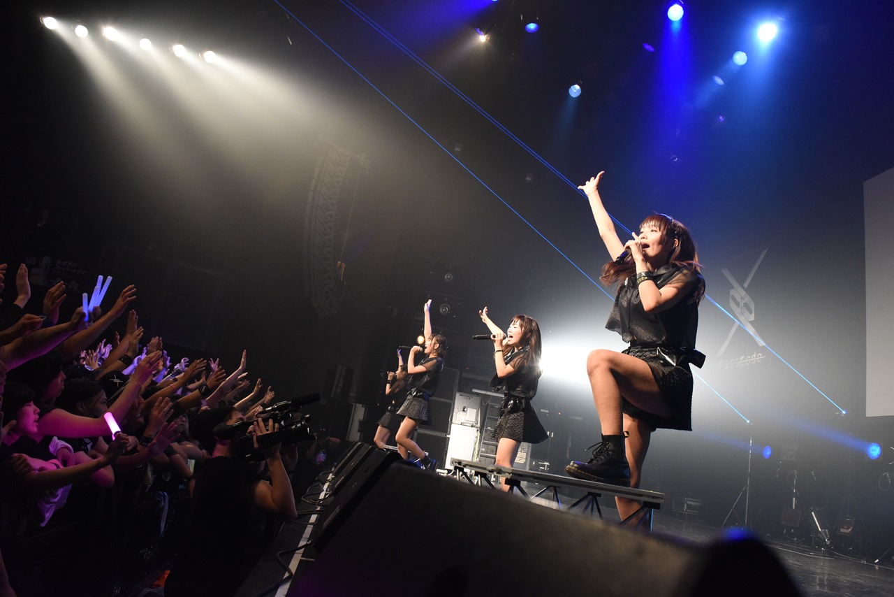 PassCode 1stワンマンツアー「TRIAL OF PASSCODE」の様子。