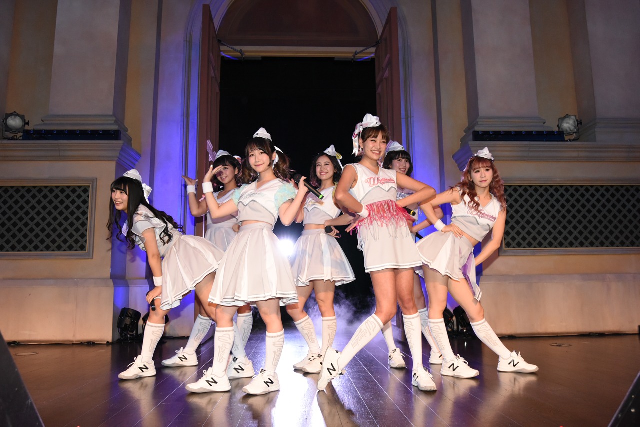 新衣装を機に担当カラーを一新した増井みお、安斉奈緒美（前列2名）。