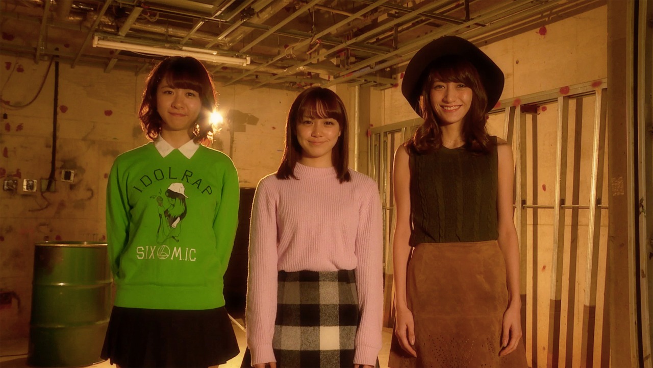 増井みお、安斉奈緒美の前に現れた槙田紗子、奥仲麻琴、佐久間夏帆。（写真提供：プラチナム・パスポート）