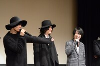 左から川上洋平（Vo, G）、磯部寛之（B, Cho）、白井眞輝（G）。
