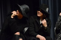 左から川上洋平（Vo, G）、磯部寛之（B, Cho）。