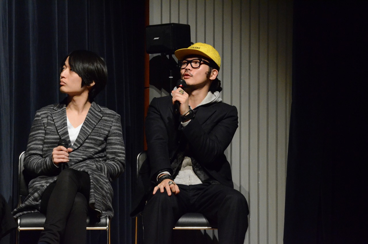 左から白井眞輝（G）、庄村聡泰（Dr）。