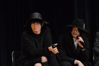 左から川上洋平（Vo, G）、磯部寛之（B, Cho）。