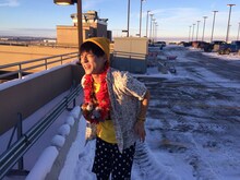 半袖シャツ姿で飛行機を降りたユースケ。