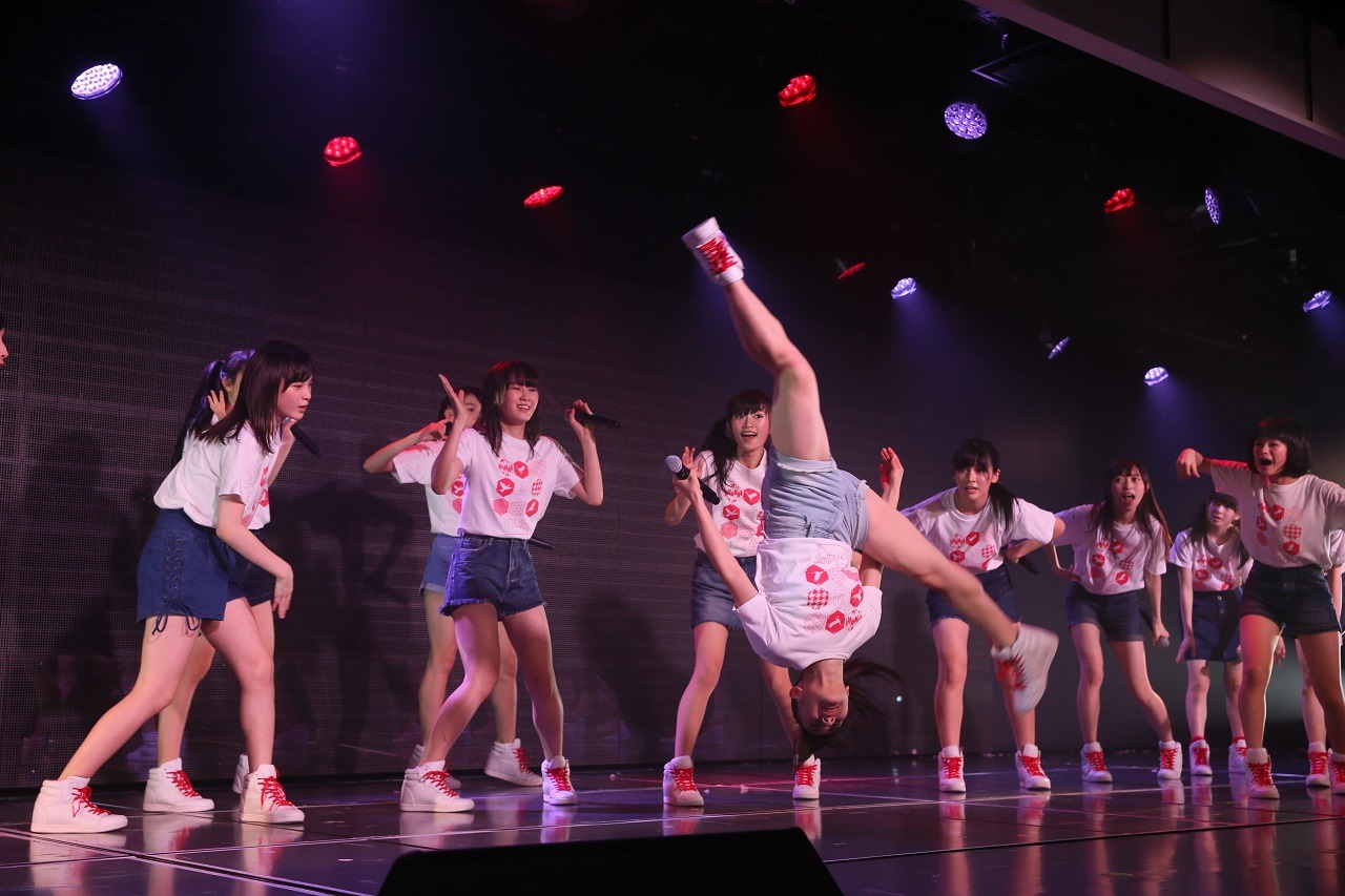 「側宙」を披露する加藤美南。 (c)AKS