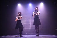 左から佐藤杏樹、柏木由紀。(c)AKS