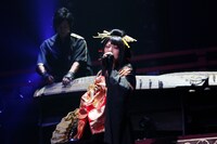 左からいぶくろ聖志（箏）、鈴華ゆう子（Vo）。（写真提供：エイベックス・ミュージック・クリエイティヴ）