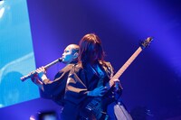 左から神永大輔（尺八）、町屋（G）。（写真提供：エイベックス・ミュージック・クリエイティヴ）