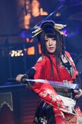 鈴華ゆう子（Vo）（写真提供：エイベックス・ミュージック・クリエイティヴ）