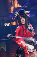 鈴華ゆう子（Vo）（写真提供：エイベックス・ミュージック・クリエイティヴ）