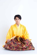 黄色の羽織袴姿のユースケ。