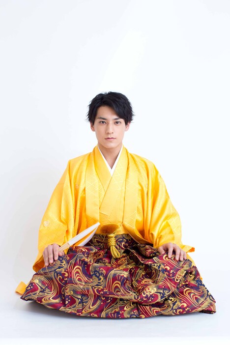 黄色の羽織袴姿のユースケ。