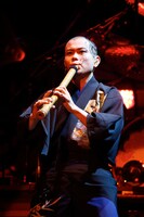 神永大輔（尺八）（写真提供：エイベックス・ミュージック・クリエイティヴ）