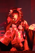 鈴華ゆう子（Vo）（写真提供：エイベックス・ミュージック・クリエイティヴ）