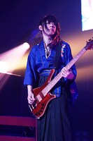 亜沙（B）（写真提供：エイベックス・ミュージック・クリエイティヴ）